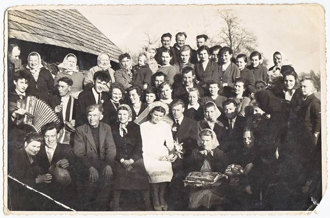 Jaunieji Valerija ir Antanas Reižiai su giminaičiais ir kaimynais Pervalkų kaime